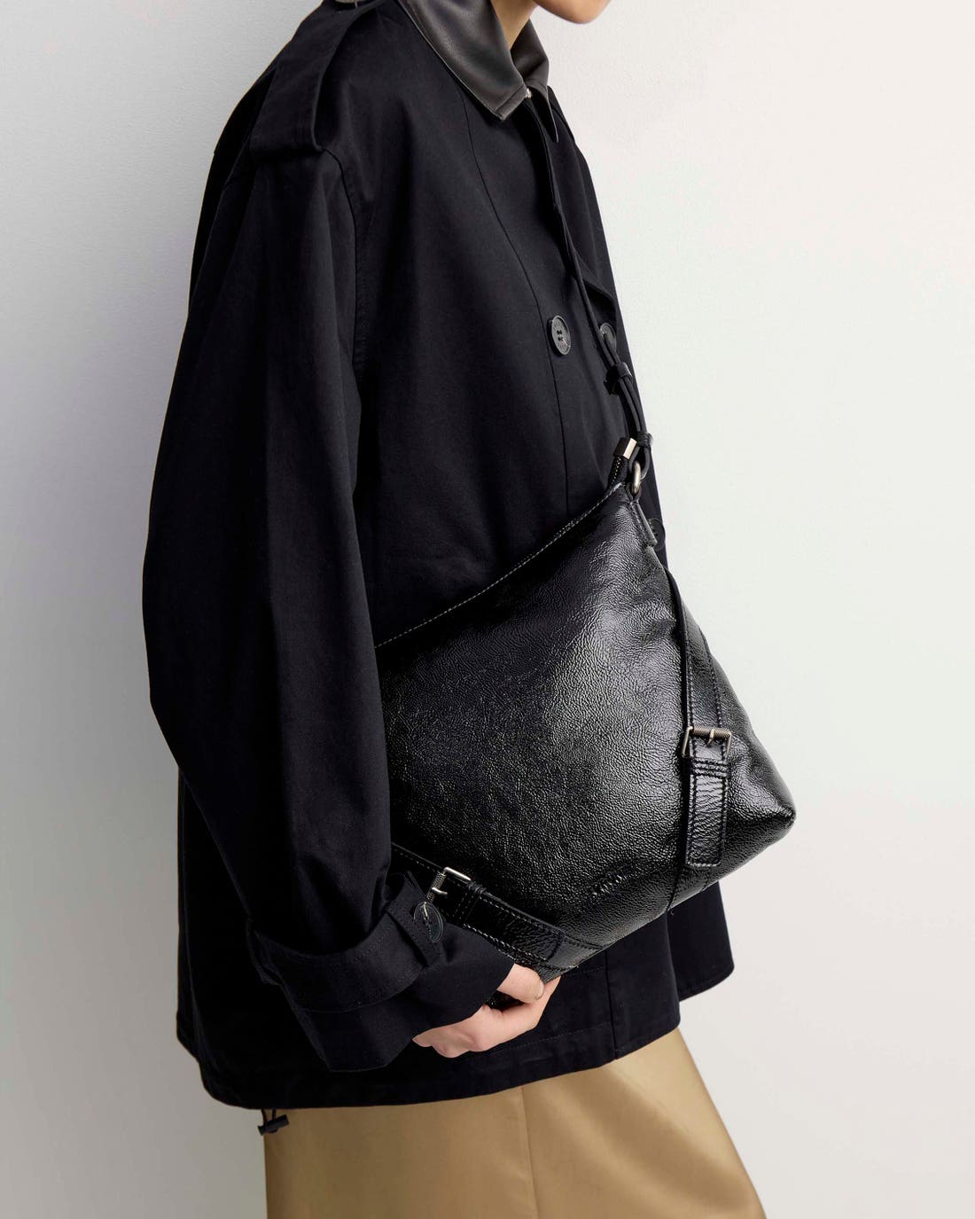 Bandolera Pocket en cuero charol arrugado