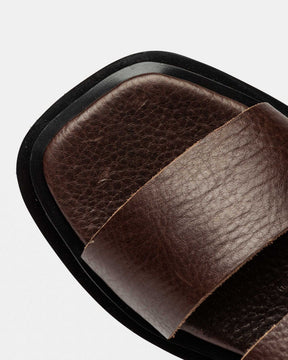 Sandalia media Alba en cuero graneado